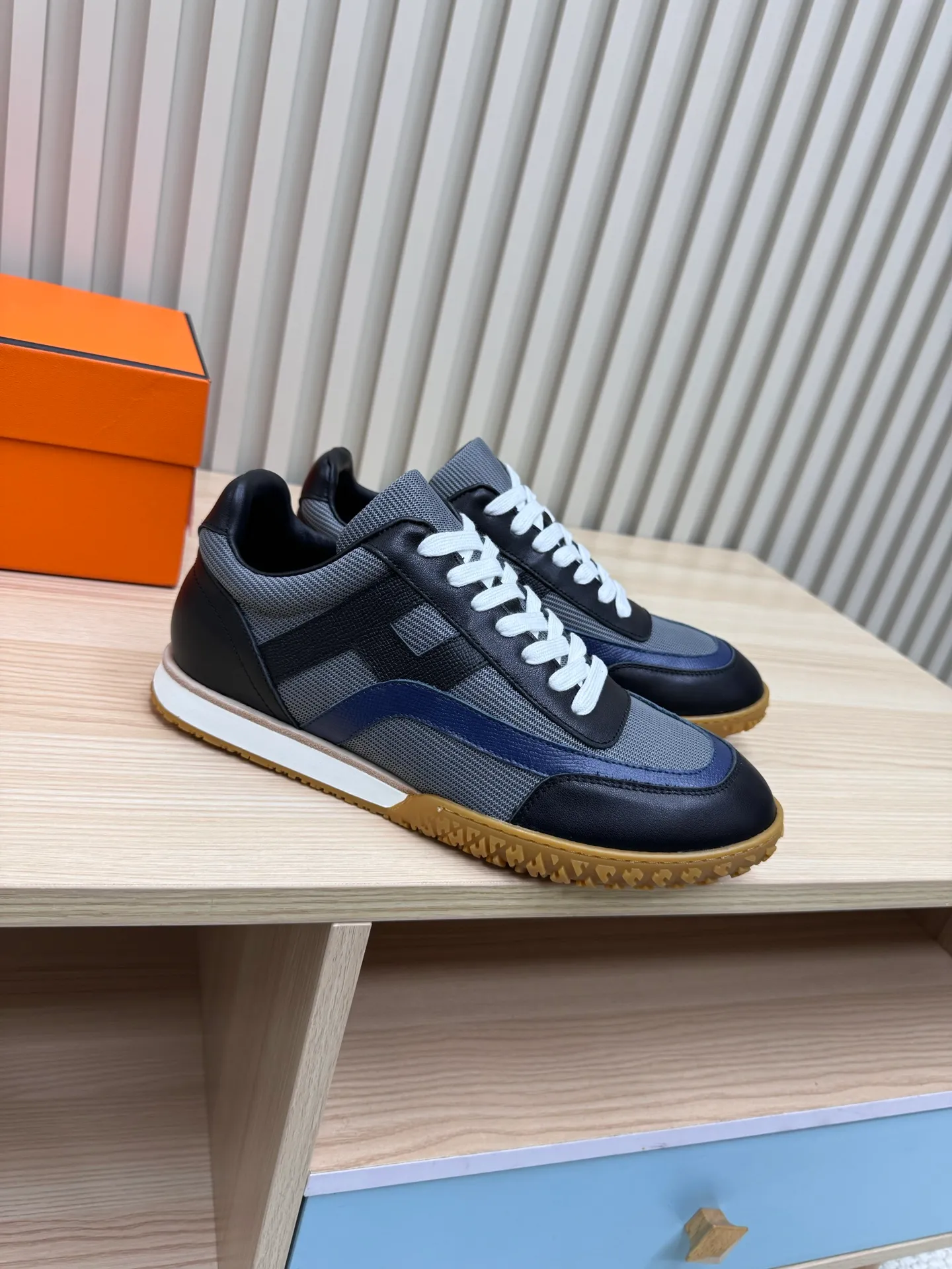 👟👟Ex-factory price 600👟👟 Hermes / Top version #couple style 24ss casual sneakers Suede goatskin sneakers decorated with contrasting patterns and iconic "H" details, beautifully packaged at the delivery counter🛍📦 Fabric: suede + down cloth Lining: mixed sheep lining Outsole: original TPU Bottom thickness: 2CM Size: 35-45
